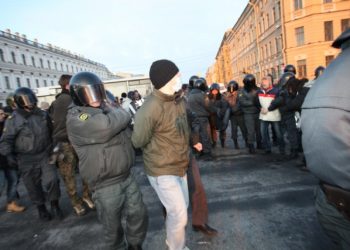 В Санкт-Петербурге полиция задерживает недовольных оппозиционеров