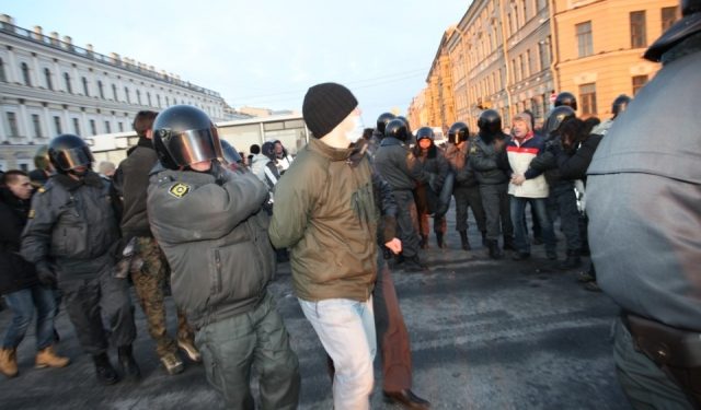 В Санкт-Петербурге полиция задерживает недовольных оппозиционеров