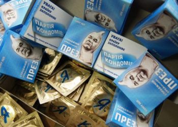 В Львові роздавали незвичайні презервативи