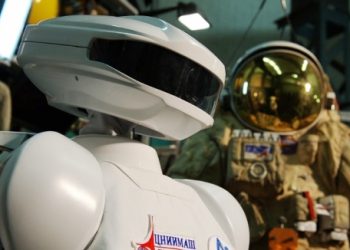 Робот может сам обследовать обшивку на трещины