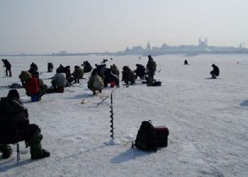 На Каховском водохранилище спасатели снимали рыбаков с льдин