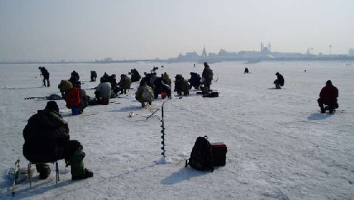 На Каховском водохранилище спасатели снимали рыбаков с льдин