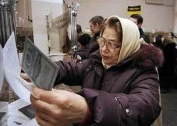 Азаров рассказал как будут происходить выплаты компенсаций вкладчикам Сбербанка