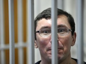 Ветераны МВД помогут деньгами Юрию Луценко