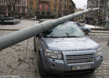 В центрі Львова залізний стовб роздавив автомобіль