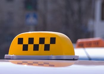 Во Львове мужчина с ножом ограбил таксиста