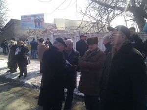 Возле Качановской колонии собираются люди, чтобы поздравить Тимошенко
