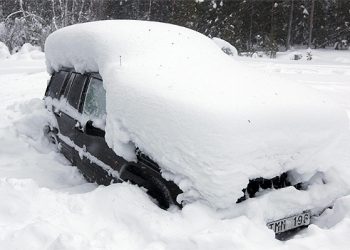 В погребенной под снегом машине, человек прожил два месяца