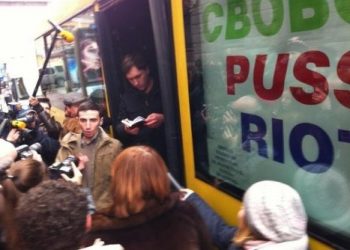 В Москве по Садовому кольцу ездит автобус в поддержку Pussy Riot