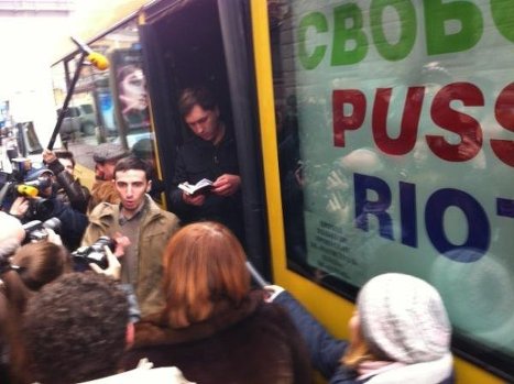 В Москве по Садовому кольцу ездит автобус в поддержку Pussy Riot