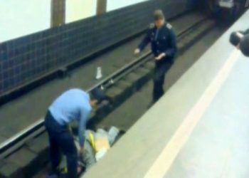 В Московском метро за один день двое людей упали на рельсы
