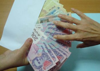 Около 100 тысяч украинцев имеют зарплату больше 18 тыс. грн.