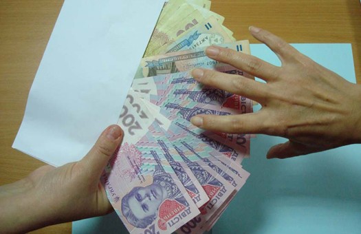 Около 100 тысяч украинцев имеют зарплату больше 18 тыс. грн.