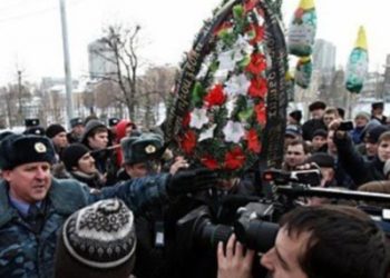 К зданию МВД Татарстана принесли надувные бутылки шампанского