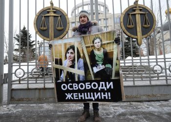 Активисток Pussy Riots оставили под стражей