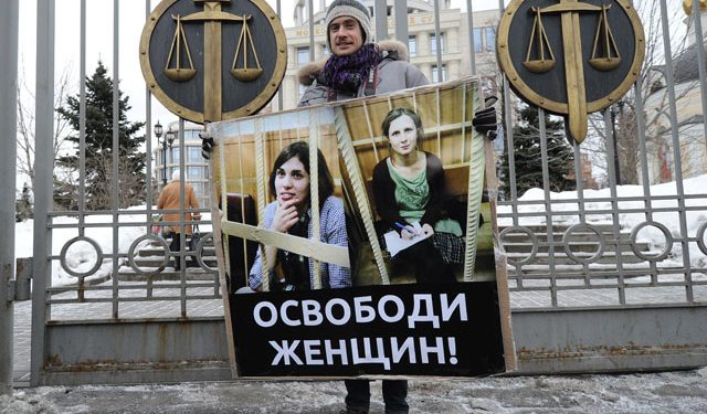 Активисток Pussy Riots оставили под стражей