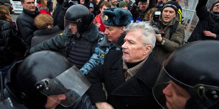 Задержанного Эдуарда Лимонова отпустили из ОВД