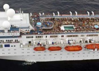 На борту дрейфующего лайнера Azamara Quest находятся двое россиян