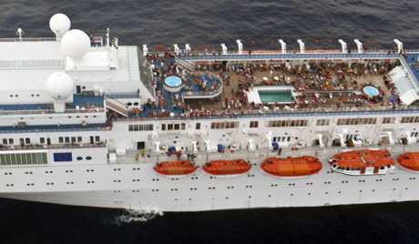 На борту дрейфующего лайнера Azamara Quest находятся двое россиян