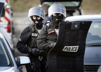 Спецназ штурмует дом в Тулузе, где укрылись убийцы еврейских школьников