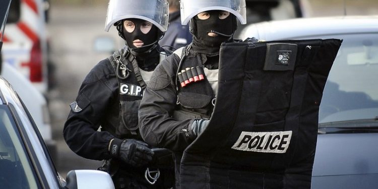 Спецназ штурмует дом в Тулузе, где укрылись убийцы еврейских школьников