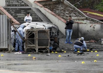 В Турции от взрыва автобуса пострадало 10 полицейских