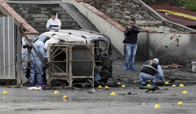 В Турции от взрыва автобуса пострадало 10 полицейских