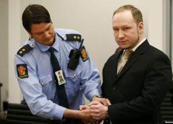 «Норвежский стрелок» лицом к лицу встретился в суде со своей жертвой