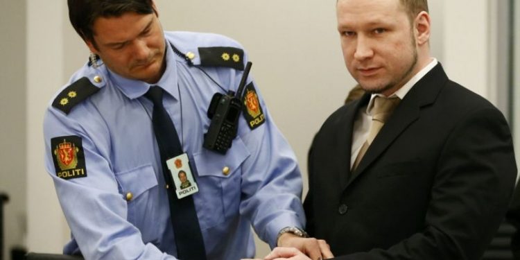 «Норвежский стрелок» лицом к лицу встретился в суде со своей жертвой