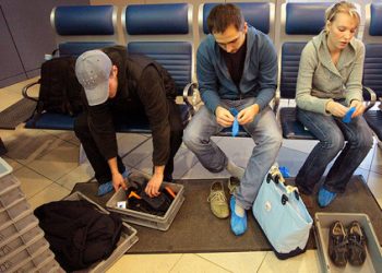 В российских аэропортах при досмотре можно не снимать обувь