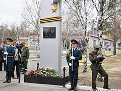 Майору Солнечникову, который спас солдат от гранаты, возвели памятник