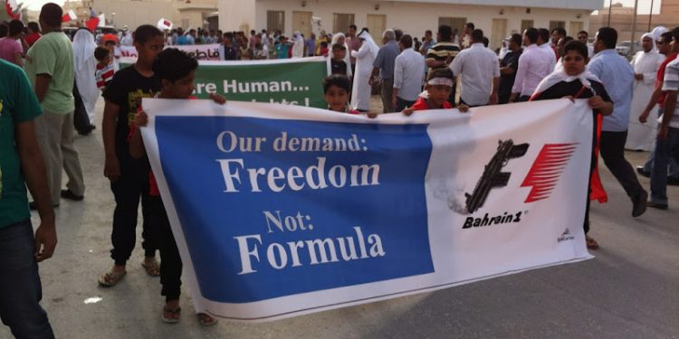 Жители Бахрейна протестуют против