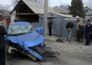 Мчащаяся Мазда отправила велосипедиста в полет на крыши гаражей