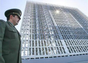 Путин пообещал к 2013 году обеспечить жильем всех военных