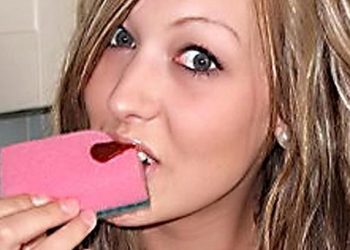 Английская девушка питается губками и мылом