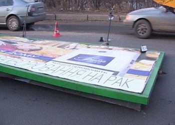 В Киеве на маму с ребенком упал рекламный щит