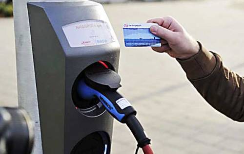 В Москве бесплатно заряжают электрокары