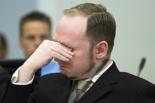 Террорист Андерс Брейвик прослезился в зале суда