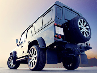 Тюнери зробили підлогу Land Rover Defender дерев`яною