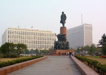 Неизвестные изрисовали памятник Ленину в центре Москвы