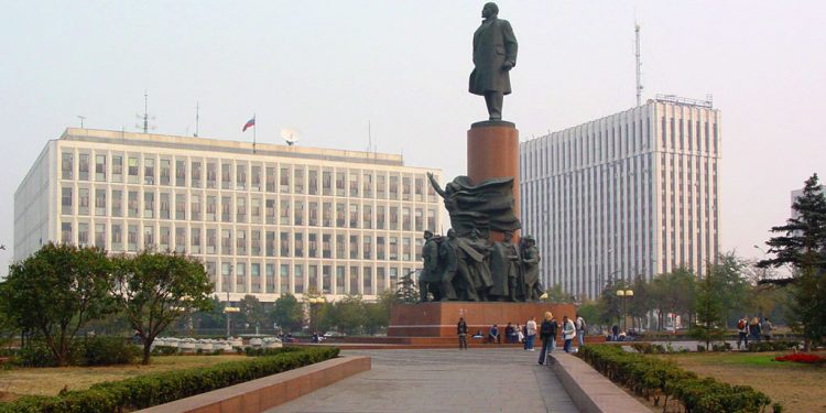 Неизвестные изрисовали памятник Ленину в центре Москвы