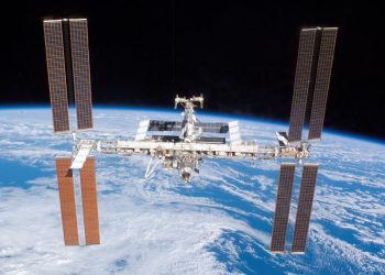 Приватний космічний корабель стикується з МКС