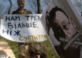 Прихильники україномовного дубляжу взяли Азарова в облогу