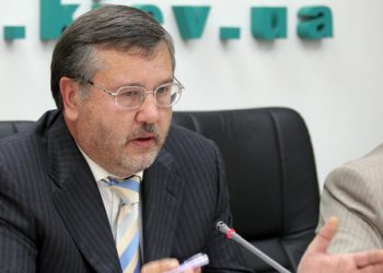 Гриценко: Янукович спілкується тільки зі своєю охороною