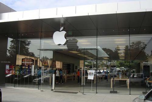 Через розбитого носа пенсіонерка подала в суд на Apple
