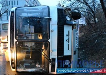 Автобус со строителями перевернулся во Владивостоке