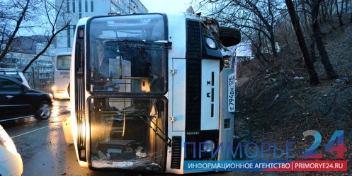Автобус со строителями перевернулся во Владивостоке