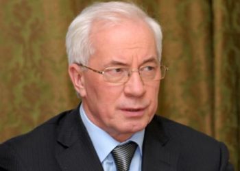 Микола Азаров відкладає все, що заробляє