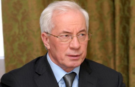 Микола Азаров відкладає все, що заробляє
