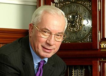 Азаров пожелал украинцам богатства на фоне часов за 45 тысяч